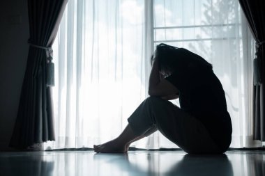 Genç bir kadın yalnız başına oturmuş, stres ve depresyonun ağırlığını hissediyordu. Üzüntüsü, pek çok insanın sessizce yüzleştiği mücadeleyi yansıtıyordu. anksiyete, stres, depresyon, kadın, insan, üzgün, yetişkin, yalnız.