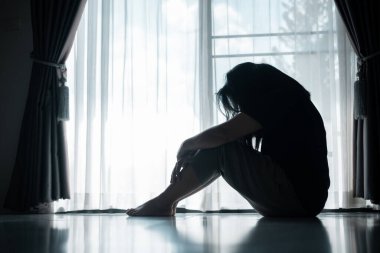 Genç bir kadın yalnız başına oturmuş, stres ve depresyonun ağırlığını hissediyordu. Üzüntüsü, pek çok insanın sessizce yüzleştiği mücadeleyi yansıtıyordu. anksiyete, stres, depresyon, kadın, insan, üzgün, yetişkin, yalnız.