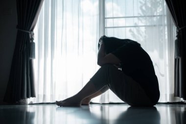 Genç bir kadın yalnız başına oturmuş, stres ve depresyonun ağırlığını hissediyordu. Üzüntüsü, pek çok insanın sessizce yüzleştiği mücadeleyi yansıtıyordu. anksiyete, stres, depresyon, kadın, insan, üzgün, yetişkin, yalnız.