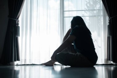 Genç bir kadın yalnız başına oturmuş, stres ve depresyonun ağırlığını hissediyordu. Üzüntüsü, pek çok insanın sessizce yüzleştiği mücadeleyi yansıtıyordu. anksiyete, stres, depresyon, kadın, insan, üzgün, yetişkin, yalnız.