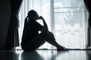 Genç bir kadın yalnız başına oturmuş, stres ve depresyonun ağırlığını hissediyordu. Üzüntüsü, pek çok insanın sessizce yüzleştiği mücadeleyi yansıtıyordu. anksiyete, stres, depresyon, kadın, insan, üzgün, yetişkin, yalnız.