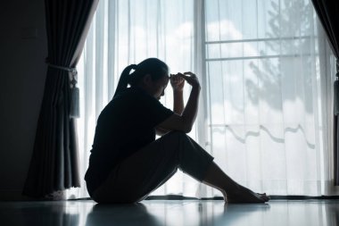 Genç bir kadın yalnız başına oturmuş, stres ve depresyonun ağırlığını hissediyordu. Üzüntüsü, pek çok insanın sessizce yüzleştiği mücadeleyi yansıtıyordu. anksiyete, stres, depresyon, kadın, insan, üzgün, yetişkin, yalnız.