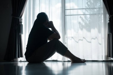 Genç bir kadın yalnız başına oturmuş, stres ve depresyonun ağırlığını hissediyordu. Üzüntüsü, pek çok insanın sessizce yüzleştiği mücadeleyi yansıtıyordu. anksiyete, stres, depresyon, kadın, insan, üzgün, yetişkin, yalnız.