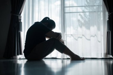 Genç bir kadın yalnız başına oturmuş, stres ve depresyonun ağırlığını hissediyordu. Üzüntüsü, pek çok insanın sessizce yüzleştiği mücadeleyi yansıtıyordu. anksiyete, stres, depresyon, kadın, insan, üzgün, yetişkin, yalnız.