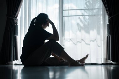 Genç bir kadın yalnız başına oturmuş, stres ve depresyonun ağırlığını hissediyordu. Üzüntüsü, pek çok insanın sessizce yüzleştiği mücadeleyi yansıtıyordu. anksiyete, stres, depresyon, kadın, insan, üzgün, yetişkin, yalnız.