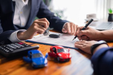 Müşteri, sigorta sözleşmesi, ipotek anlaşmaları ve son anlaşma şartları da dahil olmak üzere iş kredisi için mali belgeleri gözden geçirdi. kredi, işletme, finans, müşteri, belge, sigorta, sözleşme, mortgage.