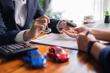 Müşteri, sigorta sözleşmesi, ipotek anlaşmaları ve son anlaşma şartları da dahil olmak üzere iş kredisi için mali belgeleri gözden geçirdi. kredi, işletme, finans, müşteri, belge, sigorta, sözleşme, mortgage.