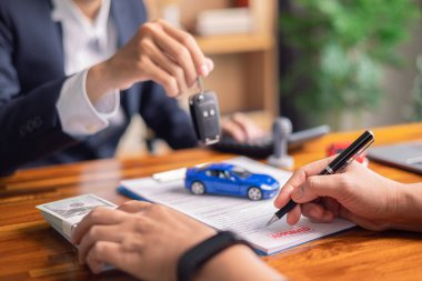 Müşteri, sigorta sözleşmesi, ipotek anlaşmaları ve son anlaşma şartları da dahil olmak üzere iş kredisi için mali belgeleri gözden geçirdi. kredi, işletme, finans, müşteri, belge, sigorta, sözleşme, mortgage.