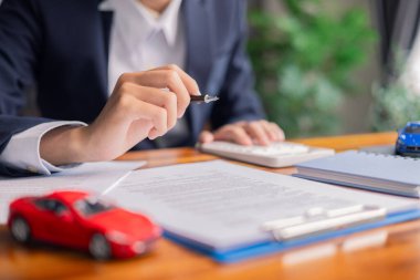 Müşteri yeni araba satın almaya, otomobil kredisi anlaşmalarını, sigorta sözleşmelerini ve araç satın almak için gerekli diğer iş belgelerini gözden geçirmeye karar verdi. kredi, iş, araba, anlaşmalar, sözleşme, araç, istemci.