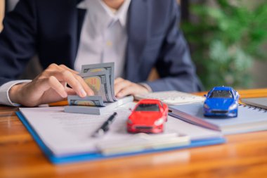 Müşteri yeni araba satın almaya, otomobil kredisi anlaşmalarını, sigorta sözleşmelerini ve araç satın almak için gerekli diğer iş belgelerini gözden geçirmeye karar verdi. kredi, iş, araba, anlaşmalar, sözleşme, araç, istemci.