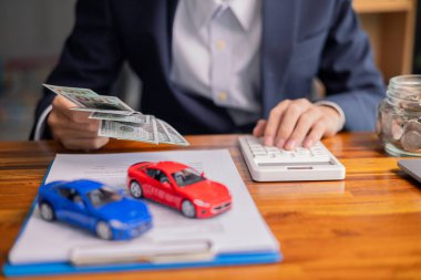 Müşteri yeni araba satın almaya, otomobil kredisi anlaşmalarını, sigorta sözleşmelerini ve araç satın almak için gerekli diğer iş belgelerini gözden geçirmeye karar verdi. kredi, iş, araba, anlaşmalar, sözleşme, araç, istemci.