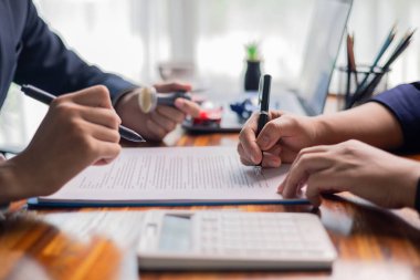 Müşteri, sigorta sözleşmesi, ipotek anlaşmaları ve son anlaşma şartları da dahil olmak üzere iş kredisi için mali belgeleri gözden geçirdi. kredi, işletme, finans, müşteri, belge, sigorta, sözleşme, mortgage.