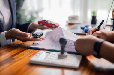 Müşteri, sigorta sözleşmesi, ipotek anlaşmaları ve son anlaşma şartları da dahil olmak üzere iş kredisi için mali belgeleri gözden geçirdi. kredi, işletme, finans, müşteri, belge, sigorta, sözleşme, mortgage.