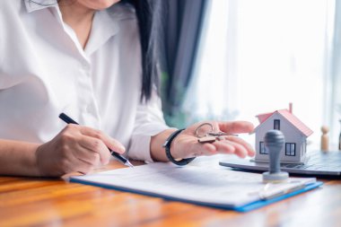 Businessperson yeni bir ev satın almaya, emlak için kredi almaya ve ev sigortası yaptırmaya, emlakçının da satışı kolaylaştırıp ev anahtarını vermeye karar verdi. sigorta, emlak.