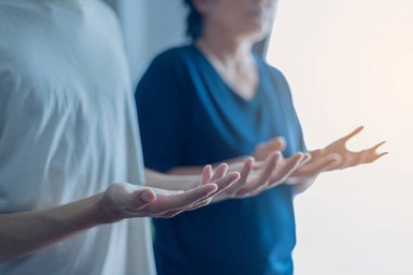 Dünya barışı için dua et. Tanrı 'ya ve dini birliğe olan inancın tüm dünyada insanlığı birleştireceği ve dünyadaki herkese daha aydınlık bir gün getireceği umudunu dile. Din Günü İnanç Barış İnsanlığı. Küre, gündüz, inanç.