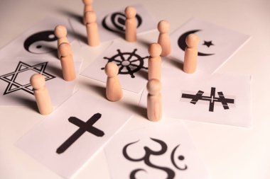 Dinler arası diyalog kavramı, çeşitli dinlerden, Hinduizm, İslam, Yahudilik, Budizm, inanç ve dini uyumu bir araya getirerek anlayış ve ruhaniliği teşvik etmektedir..