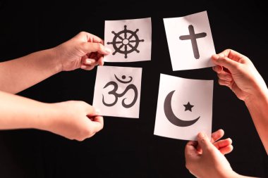 Diyalog, karşılıklı saygı yoluyla, inançlı kişi elini uzatarak, çeşitli dini inançlar arasında birlik, uyum ve hoşgörüyü teşvik eder. din, inanç, insan, diyalog, el, birlik, uyum.