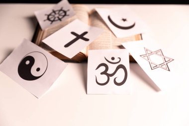 Dinler arası diyalog kavramı, çeşitli dinlerden, Hinduizm, İslam, Yahudilik, Budizm, inanç ve dini uyumu bir araya getirerek anlayış ve ruhaniliği teşvik etmektedir..