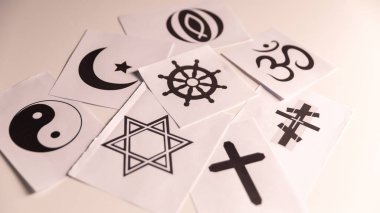 Dinler arası diyalog kavramı, çeşitli dinlerden, Hinduizm, İslam, Yahudilik, Budizm, inanç ve dini uyumu bir araya getirerek anlayış ve ruhaniliği teşvik etmektedir..