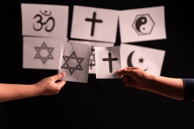 Diyalog, karşılıklı saygı yoluyla, inançlı kişi elini uzatarak, çeşitli dini inançlar arasında birlik, uyum ve hoşgörüyü teşvik eder. din, inanç, insan, diyalog, el, birlik, uyum.