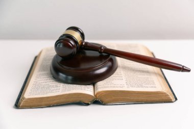 Kutsal İncil, Hristiyan inancının merkezi nesnesi, Hz. İsa 'dan bahseder ve Tanrı kanundur, dini inançları somutlaştırır ve ilahi adaletin yerini bulmasını sağlar. umut, huzur, dua, uyum, miras, suçluluk, bilgelik