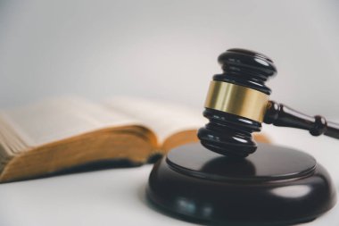 Kutsal İncil, Hristiyan inancının merkezi nesnesi, Hz. İsa 'dan bahseder ve Tanrı kanundur, dini inançları somutlaştırır ve ilahi adaletin yerini bulmasını sağlar. umut, huzur, dua, uyum, miras, suçluluk, bilgelik