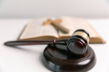 Kutsal İncil, Hristiyan inancının merkezi nesnesi, Hz. İsa 'dan bahseder ve Tanrı kanundur, dini inançları somutlaştırır ve ilahi adaletin yerini bulmasını sağlar. umut, huzur, dua, uyum, miras, suçluluk, bilgelik