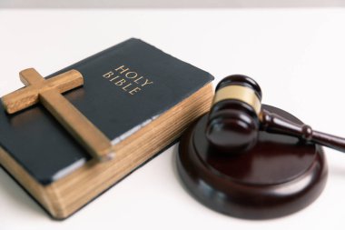 Kutsal İncil, Hristiyan inancının merkezi nesnesi, Hz. İsa 'dan bahseder ve Tanrı kanundur, dini inançları somutlaştırır ve ilahi adaletin yerini bulmasını sağlar. umut, huzur, dua, uyum, miras, suçluluk, bilgelik