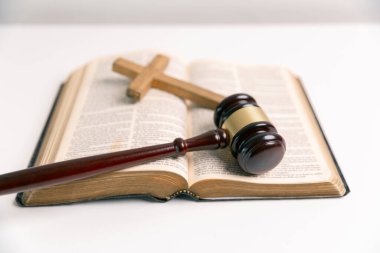 Kutsal İncil, Hristiyan inancının merkezi nesnesi, Hz. İsa 'dan bahseder ve Tanrı kanundur, dini inançları somutlaştırır ve ilahi adaletin yerini bulmasını sağlar. umut, huzur, dua, uyum, miras, suçluluk, bilgelik