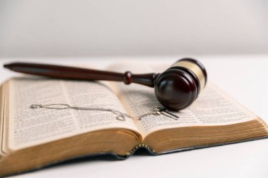 Kutsal İncil, Hristiyan inancının merkezi nesnesi, Hz. İsa 'dan bahseder ve Tanrı kanundur, dini inançları somutlaştırır ve ilahi adaletin yerini bulmasını sağlar. umut, huzur, dua, uyum, miras, suçluluk, bilgelik