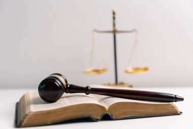 Kutsal İncil, Hristiyan inancının merkezi kitabı, Hz. İsa 'nın öğretileri, Tanrı' nın kanunu ve din içindeki adalet ilkeleri. Adliye, eşitlik, eğitim, uyum, bağımsızlık, ibadet