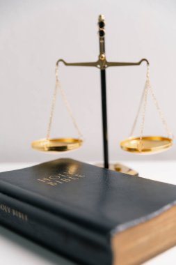 Kutsal İncil, Hristiyan inancının merkezi kitabı, Hz. İsa 'nın öğretileri, Tanrı' nın kanunu ve din içindeki adalet ilkeleri. Adliye, eşitlik, eğitim, uyum, bağımsızlık, ibadet