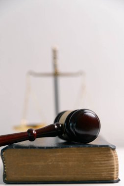 Kutsal İncil, Hristiyan inancının merkezi kitabı, Hz. İsa 'nın öğretileri, Tanrı' nın kanunu ve din içindeki adalet ilkeleri. Adliye, eşitlik, eğitim, uyum, bağımsızlık, ibadet