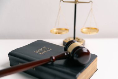 Kutsal İncil, Hristiyan inancının merkezi kitabı, Hz. İsa 'nın öğretileri, Tanrı' nın kanunu ve din içindeki adalet ilkeleri. Adliye, eşitlik, eğitim, uyum, bağımsızlık, ibadet