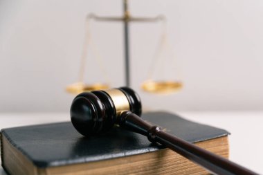 Kutsal İncil, Hristiyan inancının merkezi kitabı, Hz. İsa 'nın öğretileri, Tanrı' nın kanunu ve din içindeki adalet ilkeleri. Adliye, eşitlik, eğitim, uyum, bağımsızlık, ibadet