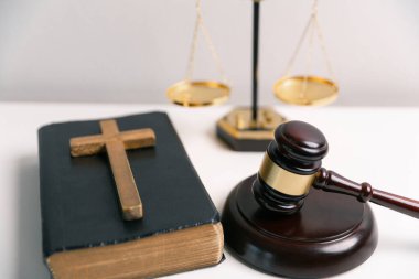 Kutsal İncil, Hristiyan inancının merkezi kitabı, Hz. İsa 'nın öğretileri, Tanrı' nın kanunu ve din içindeki adalet ilkeleri. Adliye, eşitlik, eğitim, uyum, bağımsızlık, ibadet