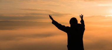 Silüet içinde Hristiyan bir adam, gün batımından gün batımına kadar huzur ve yansıma arayarak Tanrı 'ya dua ediyor ve İsa Mesih' e tapıyor. İsa, İsa, İsa, İsa, İsa, günbatımı, insan, Tanrı, dua.