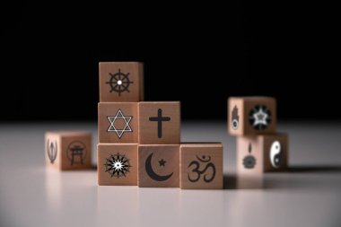 Dünya Din Günü, Hristiyanlığın, Yahudiliğin, İslam 'ın, Hinduizmin, Budizmin ve Taoizm' in sembolleri, aralarında Davut Yıldızı ve Tevrat 'ın da yer aldığı çeşitli inançların insanlığı birleştirmesini kutlar. din, sembol, Hıristiyanlık