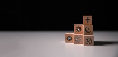 Dünya Din Günü, Hristiyanlığın, Yahudiliğin, İslam 'ın, Hinduizmin, Budizmin ve Taoizm' in sembolleri, aralarında Davut Yıldızı ve Tevrat 'ın da yer aldığı çeşitli inançların insanlığı birleştirmesini kutlar. din, sembol, Hıristiyanlık