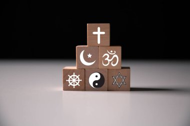 Dünya Din Günü, Hristiyanlığın, Yahudiliğin, İslam 'ın, Hinduizmin, Budizmin ve Taoizm' in sembolleri, aralarında Davut Yıldızı ve Tevrat 'ın da yer aldığı çeşitli inançların insanlığı birleştirmesini kutlar. din, sembol, Hıristiyanlık