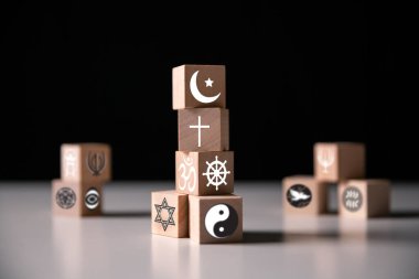 Dünya Din Günü, Hristiyanlığın, Yahudiliğin, İslam 'ın, Hinduizmin, Budizmin ve Taoizm' in sembolleri, aralarında Davut Yıldızı ve Tevrat 'ın da yer aldığı çeşitli inançların insanlığı birleştirmesini kutlar. din, sembol, Hıristiyanlık