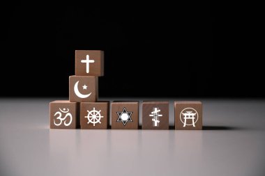 Dünya Din Günü, Hristiyanlığın, Yahudiliğin, İslam 'ın, Hinduizmin, Budizmin ve Taoizm' in sembolleri, aralarında Davut Yıldızı ve Tevrat 'ın da yer aldığı çeşitli inançların insanlığı birleştirmesini kutlar. din, sembol, Hıristiyanlık