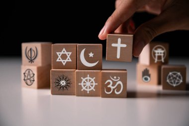 Dünya Din Günü, Hristiyanlığın, Yahudiliğin, İslam 'ın, Hinduizmin, Budizmin ve Taoizm' in sembolleri, aralarında Davut Yıldızı ve Tevrat 'ın da yer aldığı çeşitli inançların insanlığı birleştirmesini kutlar. din, sembol, Hıristiyanlık