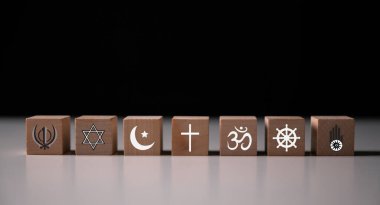 Dünya Din Günü, Hristiyanlığın, Yahudiliğin, İslam 'ın, Hinduizmin, Budizmin ve Taoizm' in sembolleri, aralarında Davut Yıldızı ve Tevrat 'ın da yer aldığı çeşitli inançların insanlığı birleştirmesini kutlar. din, sembol, Hıristiyanlık