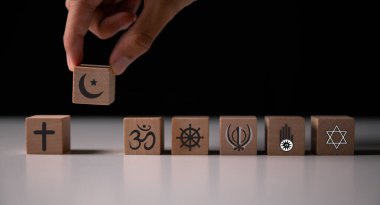 Dünya Din Günü, Hristiyanlığın, Yahudiliğin, İslam 'ın, Hinduizmin, Budizmin ve Taoizm' in sembolleri, aralarında Davut Yıldızı ve Tevrat 'ın da yer aldığı çeşitli inançların insanlığı birleştirmesini kutlar. din, sembol, Hıristiyanlık