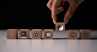 Dünya Din Günü, Hristiyanlığın, Yahudiliğin, İslam 'ın, Hinduizmin, Budizmin ve Taoizm' in sembolleri, aralarında Davut Yıldızı ve Tevrat 'ın da yer aldığı çeşitli inançların insanlığı birleştirmesini kutlar. din, sembol, Hıristiyanlık