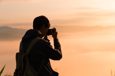 İnsanoğlu macera yürüyüşüne çıkar, gün doğumunda dağ manzarası boyunca seyahat eder, dingin sabah gökyüzünün ve doğanın güzelliğinin tadını çıkarır. dağ, insan, seyahat, yürüyüş, gün doğumu, macera, doğa.