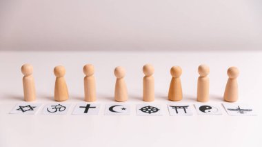 Din ve maneviyat kavramları, insanların refahını, canlılığını ve özgürlüğünü temsil eden bir ikon sette sembolize edilir. Hıristiyanlık, İslam, Katolik, Budizm, Yahudilik, Hinduizm, arkadaşlık