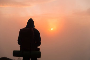 Genç insan, tatil gezisi sırasında macera ve nefes kesici manzaralar aramak için dağ yolculuğuna çıktı. Gezinti, kamp, sabah, milli park, kırsal, manzara, güneş