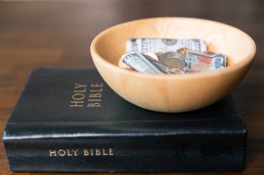 Vergi verme fikri onu umut ve huzurla doldurdu, çünkü olumlu bir etki yaratma umuduyla para bağışladı. Kitap, finans, inanç, manevi, para, zenginlik, para